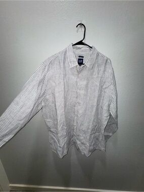 GAP Men's Blue and White Vertical Stripe Button-Up Shirt